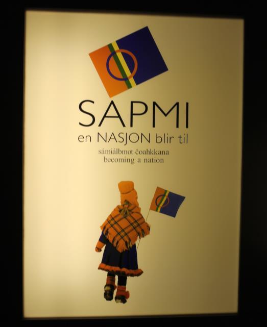 Formålet med utstillingen uttrykkes klart i fortekstene på nettstedet Sápmí en nasjon blir til. Utstillingen skal fortelle historien om hvordan samene utviklet sitt eget nasjonale fellesskap.