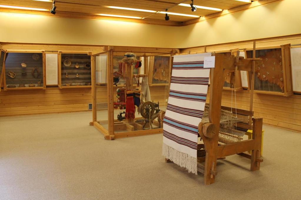 også et telt, en vevstol og en frittstående monter med ulike tekstiler i tillegg til nok et «åpent» monter med to mannekenger ikledd tradisjonell samisk drakt.