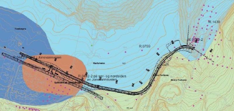 landbruksarealer blandes med boligklynger og større friluftsområder. I vest følger planområdet Jonsvannsveien, delvis på landbruksareal ved Karlsheim (gnr/bnr 19/6).