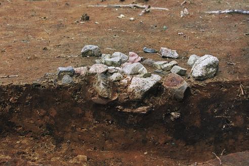 De forkastede knakkesteinene hadde anvendelig form (runde eller rundovale), men var i lite egnede, grovkornede steintyper.