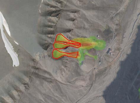 Figur 6: Løsneområder ovenfor Sverdrupbyen og modellering av snøskred med 0,5 meter snødybde i RAMMS, størrelse S,