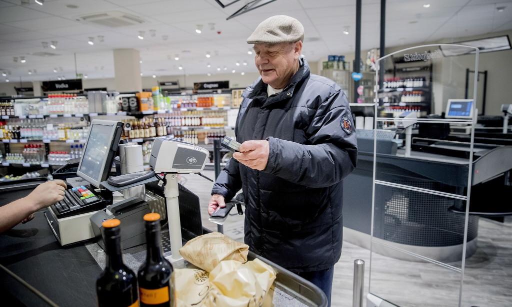 MENY OM ELDRE OG ALKOHOL: Gerhard Schive (73) tror det har blitt mer akseptert for eldre å drikke alkohol. - Det har nok blitt mer tilgjengelig også, sier han. 73-åringen skal ha skrei med rødvin til.