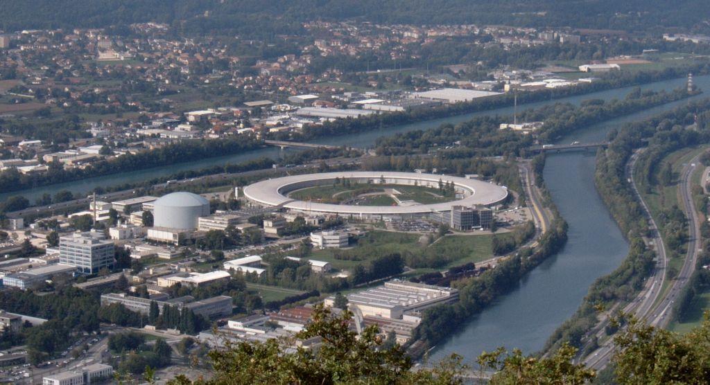 oppvarming på grunn av den korte tiden, grunnet intensiteten, som benyttes for datainnsamling (om lag 10 sekunder). Figur 27. Bilde av ESRF, Grenoble, Frankrike.