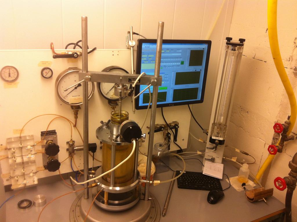 KAPITTEL 3. BESKRIVELSE AV FORSØKSPROSESSEN OG UTFØRTE FORSØK 3.4 Forsøkslokasjon Det ble gjennomført testing ved to lokasjoner, lab A og lab B, begge tilhørende geoteknikkavdelingen på NTNU.