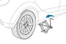 Hvis en feil oppstår Montering av hjulet F Plasser hjulet på navet. F Stram til boltene for hånd. F Foreta en forhåndstiltrekking av boltene ved hjelp av hjulnøkkelen. F Senk bilen helt ned.