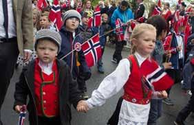 Foto: Hallvard Fagerland GUD SIGNE VÅRT DYRE FEDRELAND Gud signe vårt dyre fedreland, og lat det som hagen bløma. Lat lysa din fred frå fjell til strand, og vetter for vårsol røma.