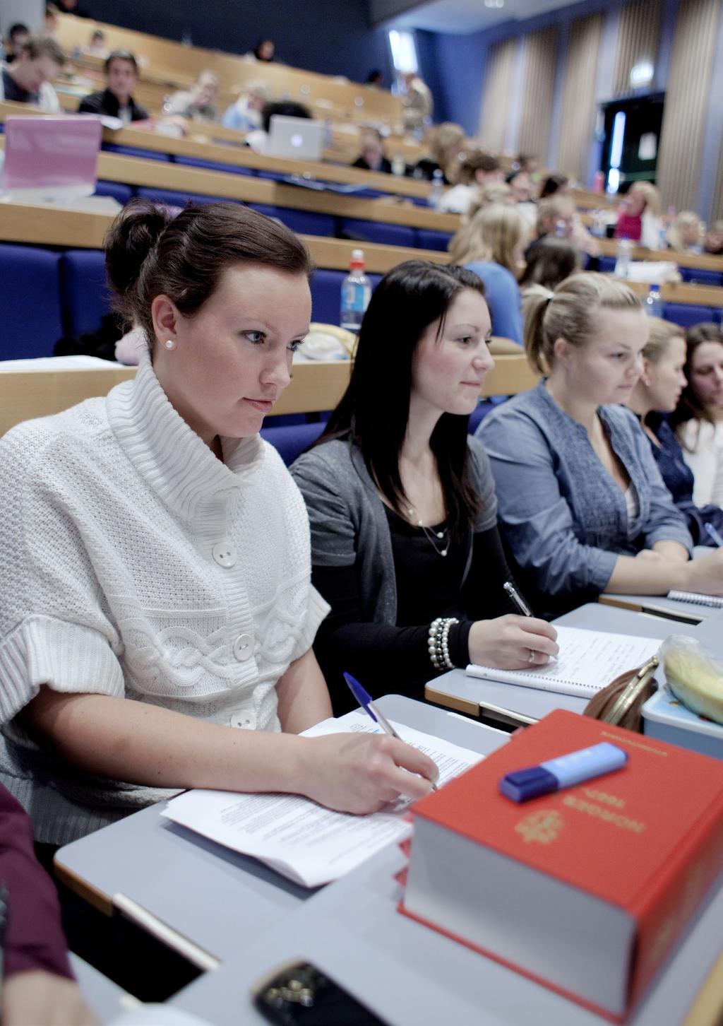 OM FAKULTETET Det juridiske fakultet ved Universitetet i Bergen ble etablert som eget fakultet i 1980, etter at det juridiske studiet hadde vært organisert under andre fakulteter fra opprettelsen i