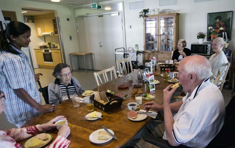 REPORTASJE Alle kan få til noe. Ved vannspeilet møter vi flere ansatte som med glede hjelper Katrine med å oppfylle Økernhjemmets visjon.