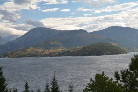 Relieff 2 Kupert fjellandskap med bratte fjellsider og markerte toppområder med rygger, skar og små flyer og heier.