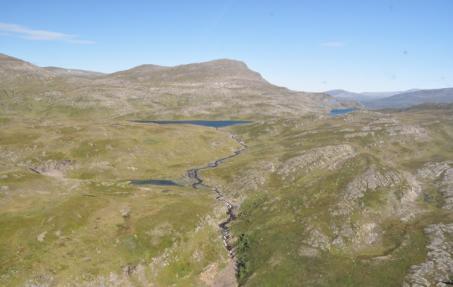 Oftes vil deler av fjellmassivene gi enkel adkomst men krever lang vandring over flere hundre høydemeter før man når toppen.