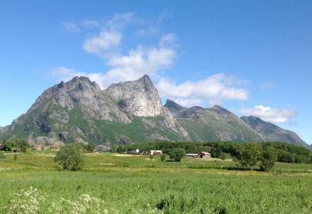 Bilde 115 LO 2680 Olstinden og 2682 Spisstinden i Moskenes. Bilde 116 LO 502 Strandåtinen i Bodø.