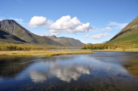 Landformen domineres av markerte fjorder med bratte til vertikale fjordsider og en markant avslutning mot en smal fjordbotn.