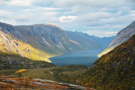 2587 512 2588 Bilde 140 Hellemobotn LO 1848 i Tysfjord. Bilde 141 Mistfjorden LO 512, 2587 og 2588 i Bodø. Stiplet linje viser avgrensing mellom områdene.