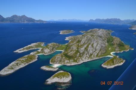 Lofoten og Vesterålen. Landformen er knyttet til øyer og skjær i strandflata med både en landdelen og en marine del.