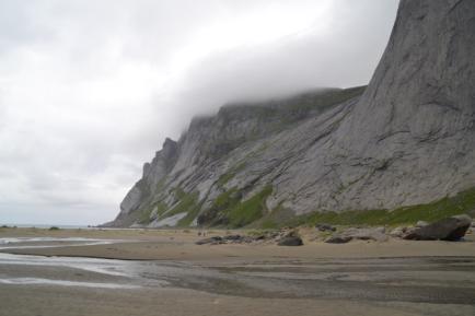 Her danner klipper og fjellvegger bakre ramme, men hvor det er stradflateplatformens utstreknig i den marine del som er avgjørende for avgrensing og inndeling av landskapsområdene.