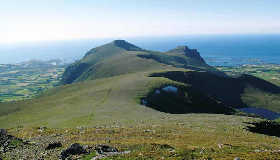 1 Tur til Melen (Fræna) Søndag 21. mai 2017 Selve turen starter fra skytebanen på Skotten i Fræna og vi følger veien opp til Skottenvatnet og videre sti opp til Melen.