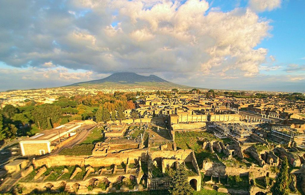 Onsdag 5. april 0700 Frokost (på hotellet) 0745 Avreise fra hotellet til Pompeii 1045 Framme i Pompeii TEMA: Pompeii og Vesuv I dag kjører vi buss sørover til vi kommer til Napoli og Pompeii.