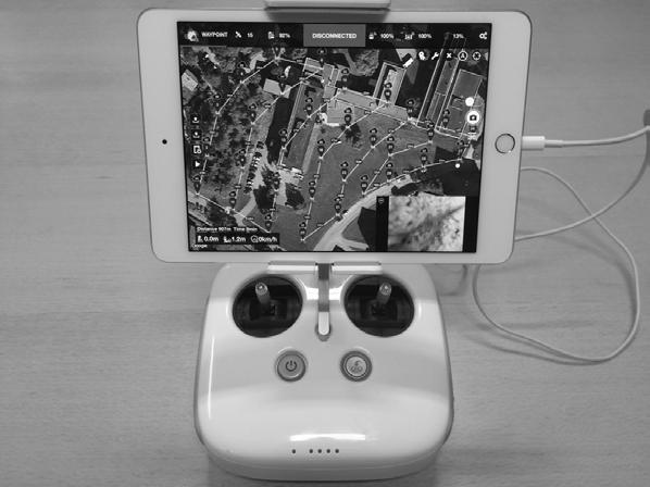 1 Utstyr Vi bruker DJI sin Phantom 4 drone (Figur 1) som er styrt fra en kontrollenhet med nettbrett og applikasjonen Litchi (Figur 2).
