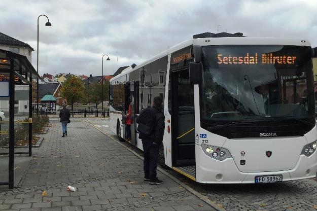 4 Samferdsel 4.1 Utviklingstrekk - kollektiv 1.1.2015 overtok Agder Kollektivtrafikk AS (AKT) ansvaret for rutetilbudet og skoleskyssen i kommunene Arendal, Gjerstad, Grimstad, Lillesand, Risør, Tvedestrand og Vegårshei.