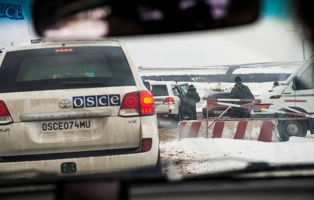 utland FRONTLINJA: Observatører fra OSSE er på vei gjennom det