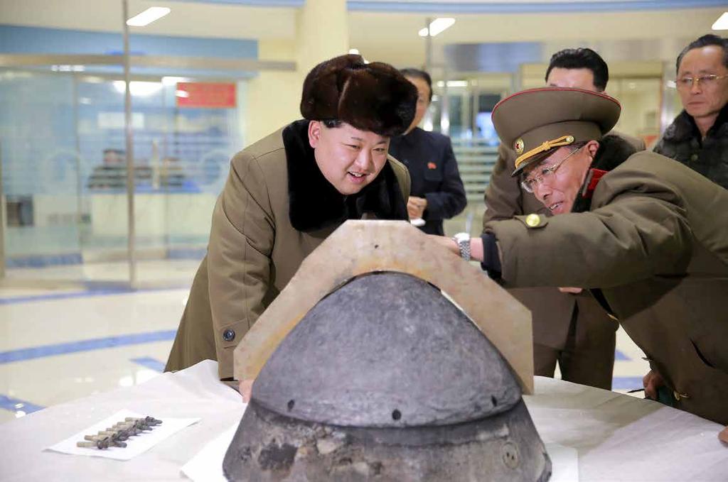 mediegruppen INSPEKSJON: Nord- Koreas leder Kim Jong-un tar på dette bildet, sendt ut fra landets eget propagandaapparat, en nærmere kikk på en av landets ballistiske raketter.