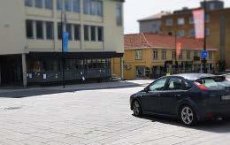 Hellene består hovedsakelig av betong, men kirkeplassen er belagt med granittheller. Torget er beplantet. Området er primært en plass for fotgjengere, men kjørring er tillatt.