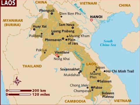 20 Illustrasjon 1: Kart over Laos, (Lonely Planet 2008) Laos har 5,6 millioner innbyggere hvor 21,4% bor i byer. Av disse bor 79,3% i slumområder (FN Sambandet, 2008).