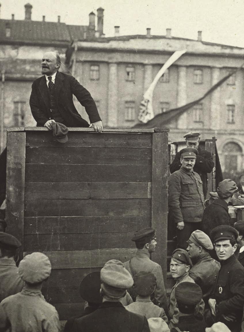 Vladimir Lenin taler på Sverdlov-plassen i Moskva for soldater i Den røde armé klare for krig mot «det reaksjonære» Polen 5. mai 1920.