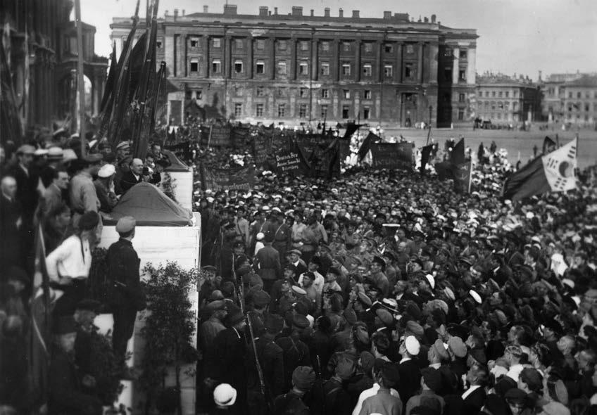 70 EIRIK WIG SUNDVALL Vladimir Lenin taler ved Vinterpalasset i Petrograd på åpningsdagen for Kominterns andre kongress 19. juli 1920.