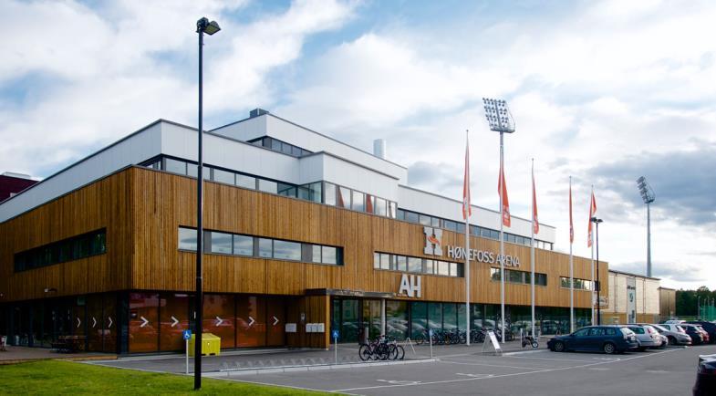 Oppvarming, trening og konkurranse vil foregå i Hønefoss Arena. Oppvarmingshallen ligger vegg i vegg med konkurransehallen.