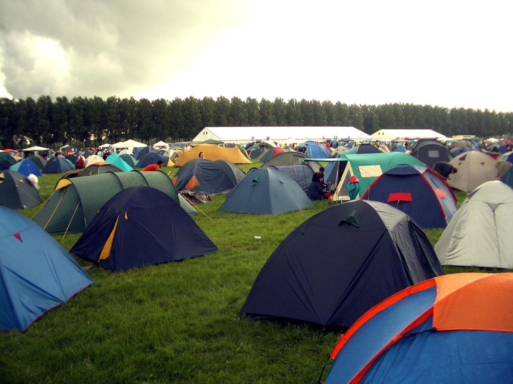 Sove i telt? Det er fullt på øya, men vi finner soveplass til alle i telt.