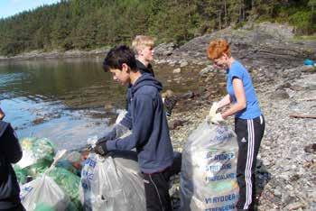 BOF henter marint avfall som Sund ungdomsskole har samlet inn på Golta i Sund kommune. Marin forsøpling Rydding av marint søppel er ikke nytt for BOF.