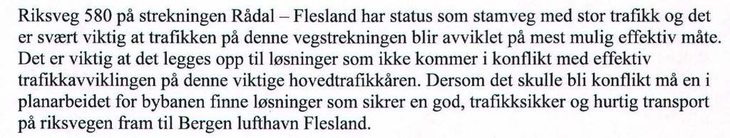 Avsender peker på viktigheten av å vurdere ulykkesrisiko der bane krysser vei og ved utforming av gang- og sykkelforbindelser langs banen og ved holdeplassene.