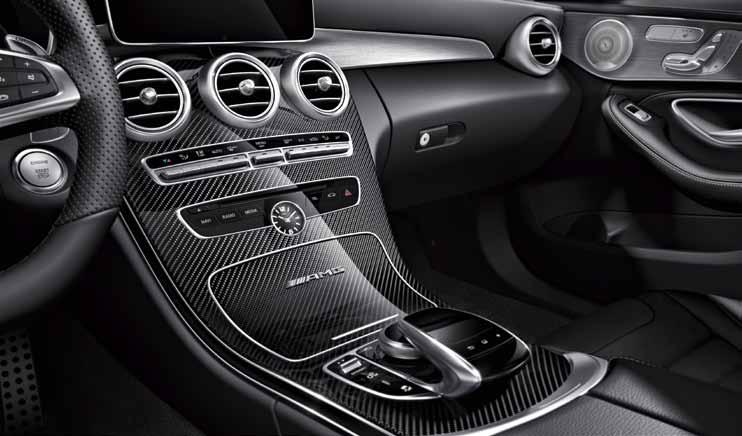 62 Mercedes-AMG C 63 interiør Interiøret i Mercedes-AMG C 63 viderefører den utvendige stilen rendyrket sportslighet kombinert med fremragende design.