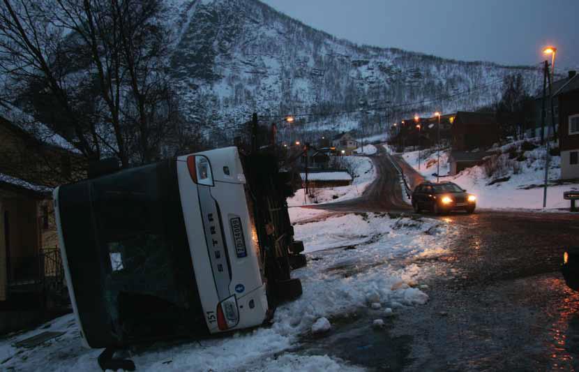 Bussulykke Fjordgård, isete veier, bussen kjørte av veien og havna på siden.