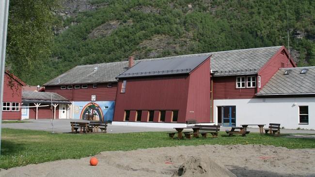 3.1 Borgund skule (1-7, fådelt) Elevtal: 21 Klassetal: 2 Barn i SFO: Pedagogisk tilsette: 5 Tilsette i SFO og assist.