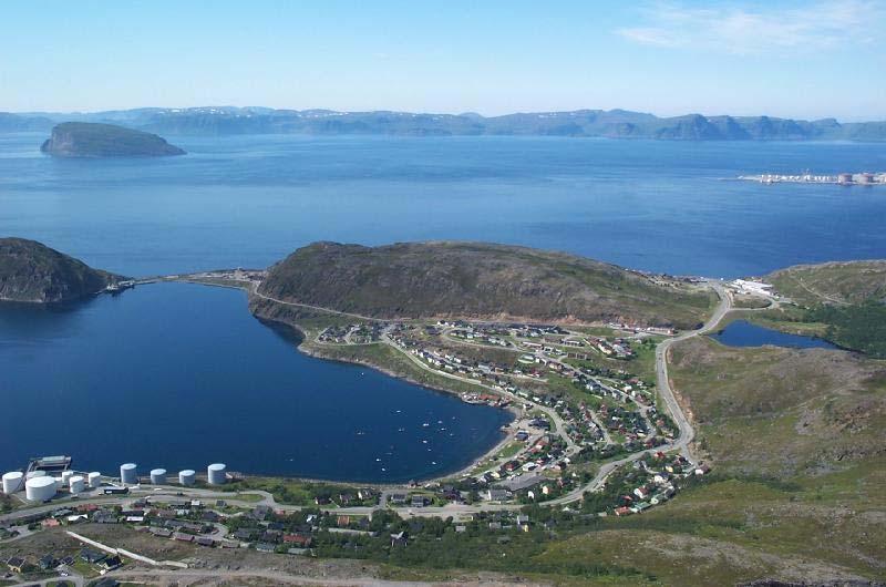 Foto av området fra Tjuven 8.2 TILSTØTENDE AREALERS BRUK/STATUS Tilstøtende arealer er delvis boligområder, delvis grøntområder. Rypefjord er i dag et område for villabebyggelse på en og to etasjer.