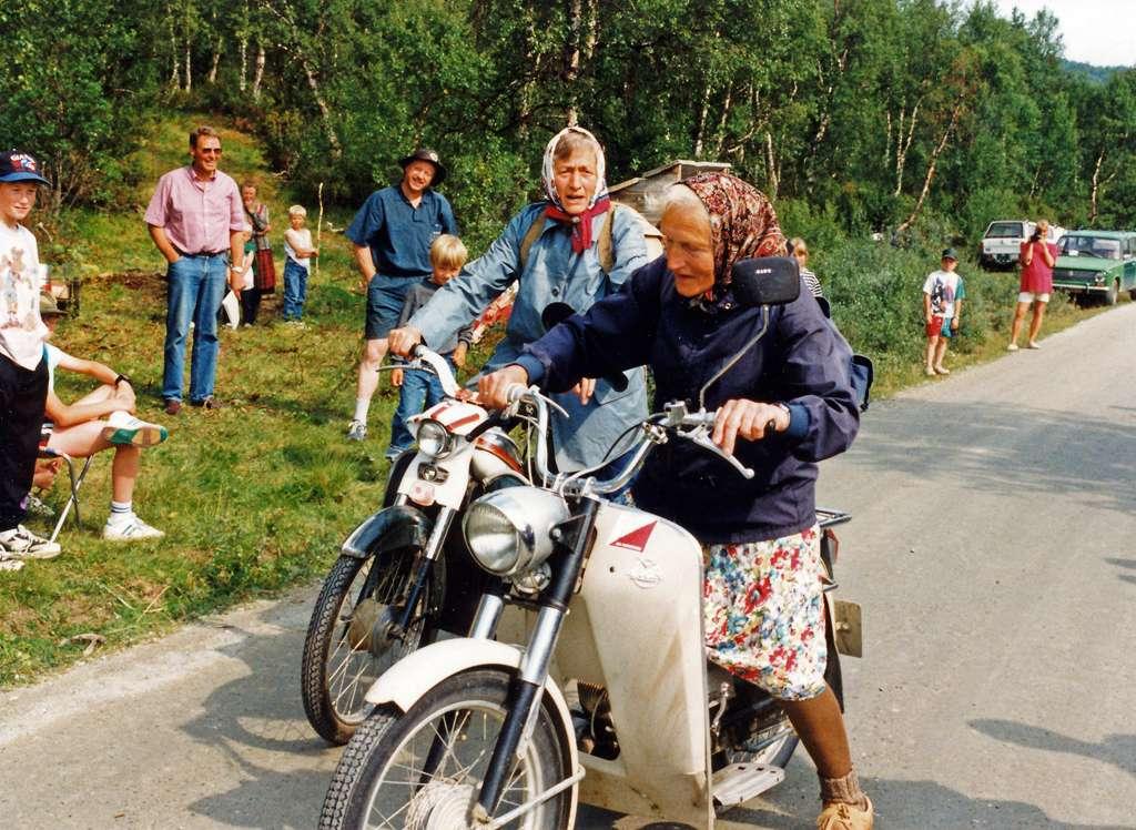 Udat. Budeiene Ella Smedås og Anna