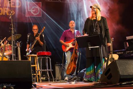 Det er mulig å forbedre verden med musikk, sa LOs Peggy Hessen Følsvik under hyllestkonserten til Kristin Berglund på Notodden Bluesfestival.