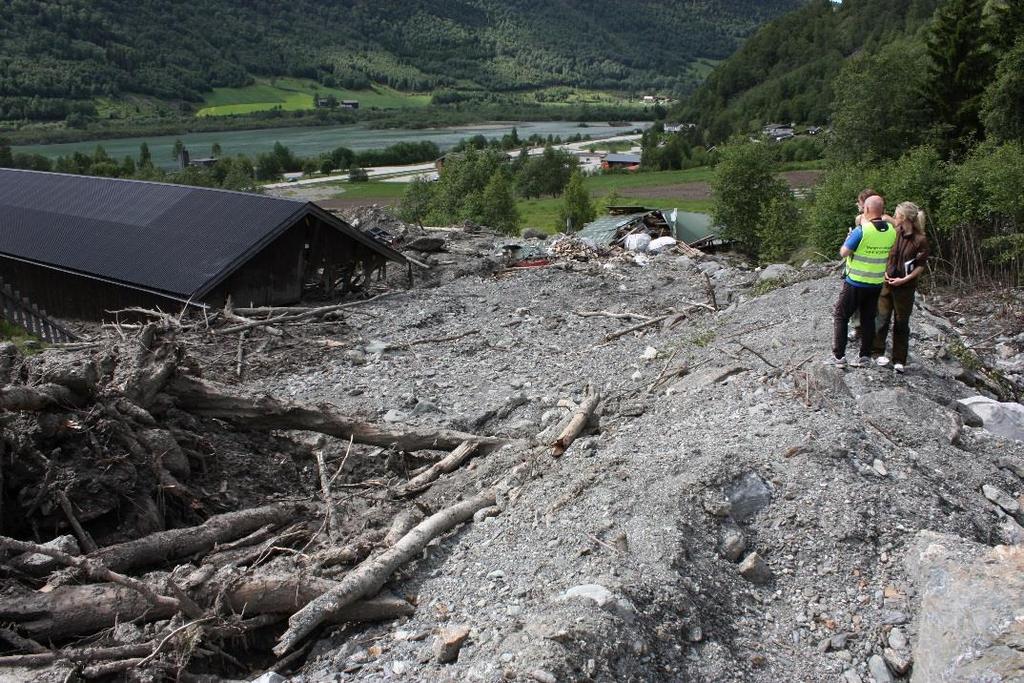 Naturfare og NVE - avgrensing Skred i bratt terreng Flaum