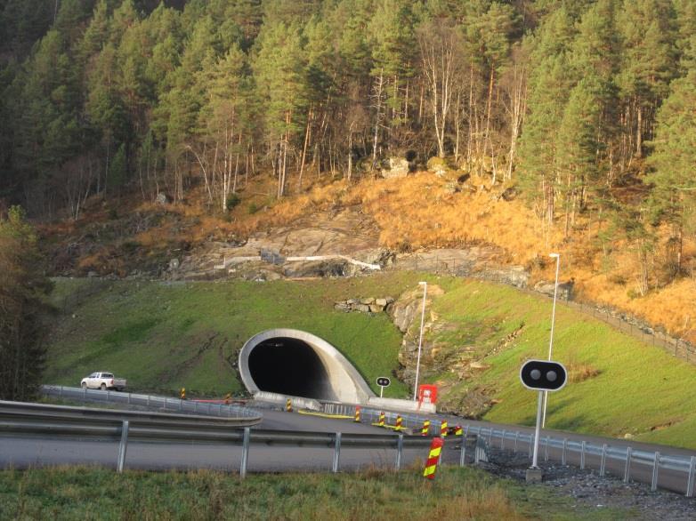 Tunnel Tunnelportaler med påhugg skal gå naturlig inn i landskapet og ikke være framtredende. Høye skjæringer over tunnelportal skal dempes ned med jordskråning. Tunnelportal skal være avrundet.