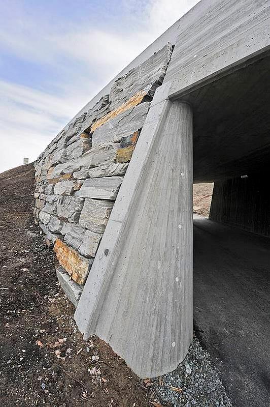 Aktuelle materialer er naturstein, plasstøpt betong, grønn mur og gabion. Naturstein, enten som tørrmur eller forblending, prioriteres høyest i tettsteder.