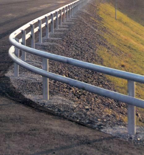 Vegutstyr Rekkverk og gjerder Rekkverk og gjerder krever bevissthet i bruk og plassering, blant annet vegrekkverk, brurekkverk, tunnelrekkverk, midtdeler, ledegjerder, viltgjerder, sikkerhetsgjerder