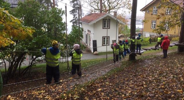 Barna får erfaringer med å rydde og sortere Bli kjent og kan orientere seg i