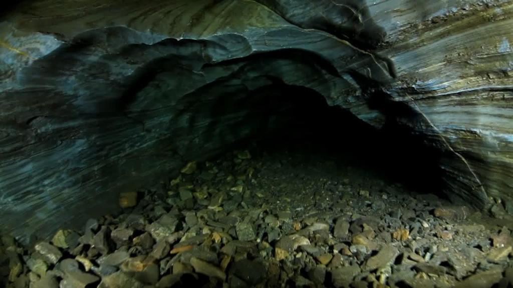 Snøsmelting og flom flytter sanden utover i grotta hvert år, så man må som oftest grave seg inn når det ikke har vært