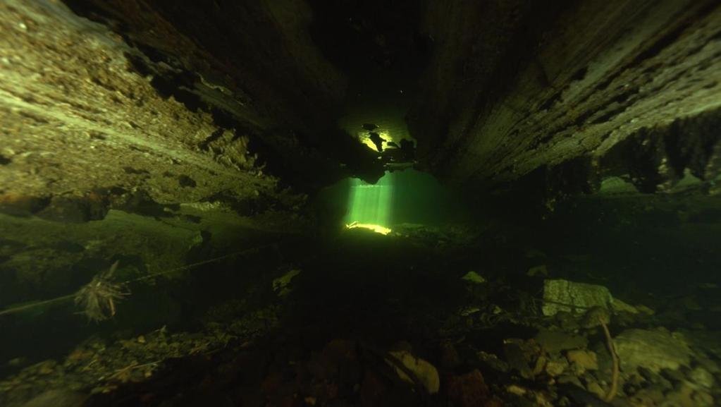 Kvisla (Midtre Jordbru) LENGDE 77 m (to løp) DYBDE 2,3 m Åfjord, Sør-Trøndelag Kort grotte i elveløp, nederste del av