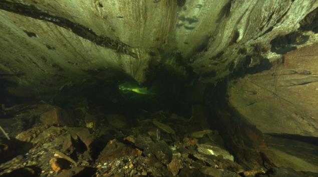 Grotta deler seg i to løp.