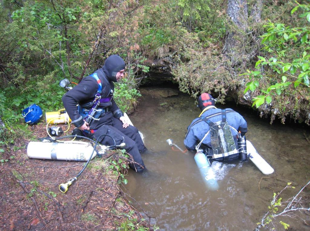 Kilde 2 Kongsberg, Buskerud LENGDE Ca. 180 m DYBDE 5,2 m Kilde 2 ligger ved Skrimfjella i Kongsberg. Grotta er ganske liten og har en del trange partier, så sidemount er påkrevd.