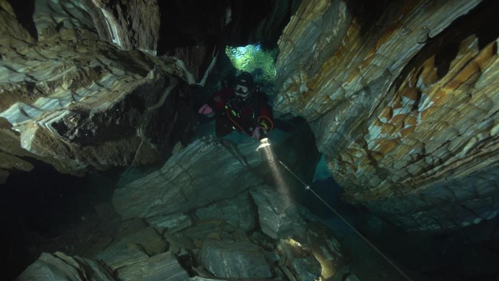 Litjåga Rana, Nordland LENGDE 1985 m DYBDE 70 m Litjåga har to innganger. Hovedinngangen og Kjøkkeninngang. Mellom disse inngangene ser grotta ut som en hestesko.