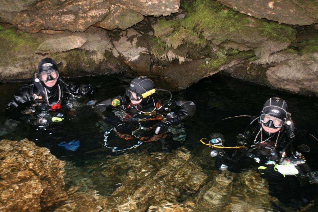 Dykking i Jordbekkgrotta 2016-08 Roy B. Fagermoen Ekspedisjonen i 2016 førte til gjennombrudd mellom tørrgrotta og Utløpet. Det ble funnet en ny sidegang i det dypeste partiet innenfor 4.